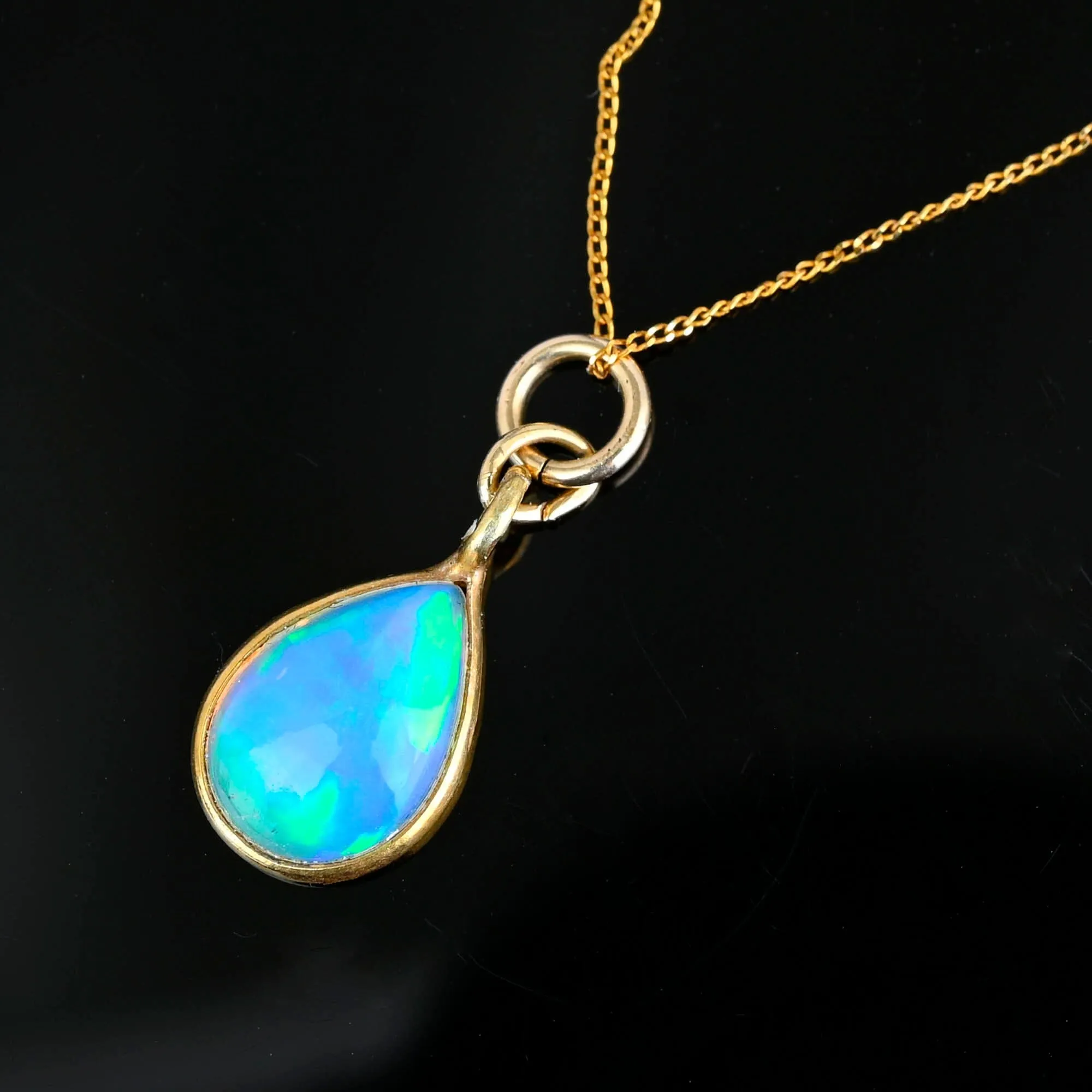 Vintage 9K Gold Chain Jelly Opal Pendant Necklace