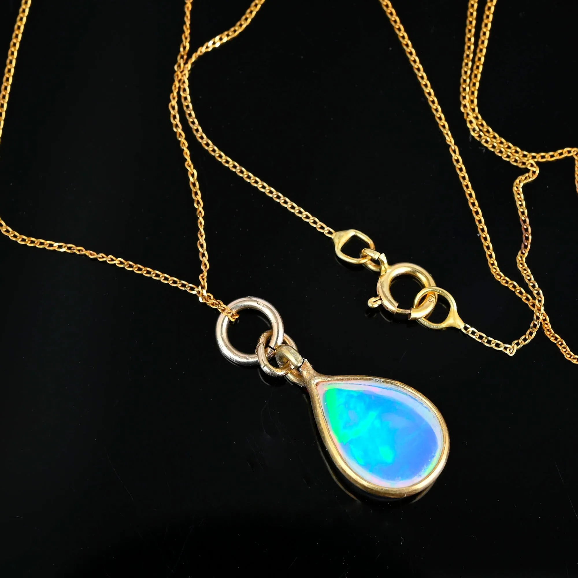 Vintage 9K Gold Chain Jelly Opal Pendant Necklace