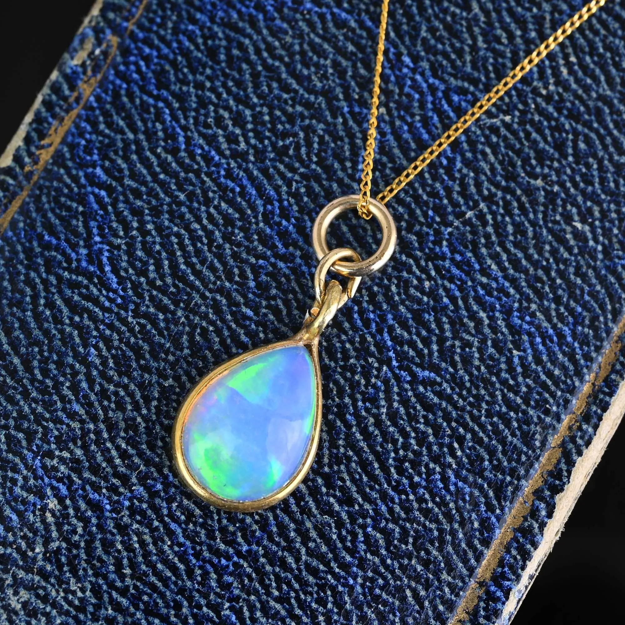 Vintage 9K Gold Chain Jelly Opal Pendant Necklace